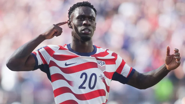 FIFA ta janye dakatarwar da ta yi wa ɗan wasan Amurka Folarin Balogun
