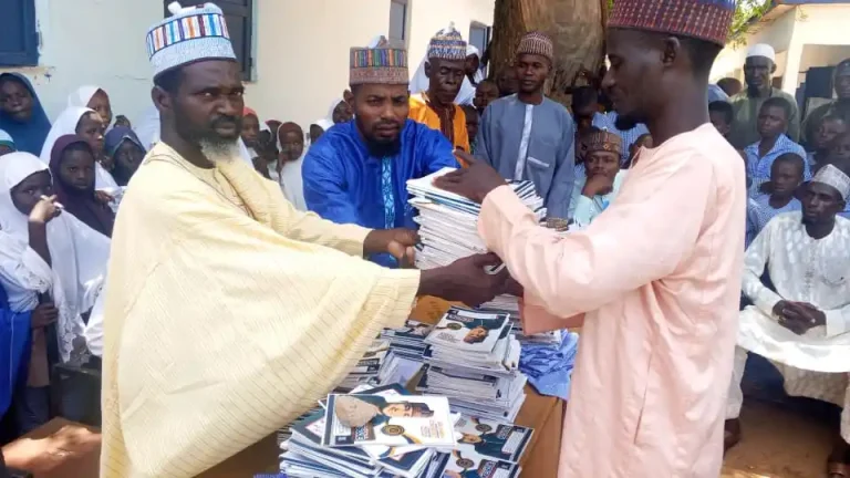 Gidauniya ta tallafa wa ɗalibai 1,200 da kayan karatu a Sakkwato