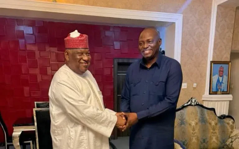 Sauya Sheƙa: Nentawe ya ziyarci Sanata Hanga a Abuja