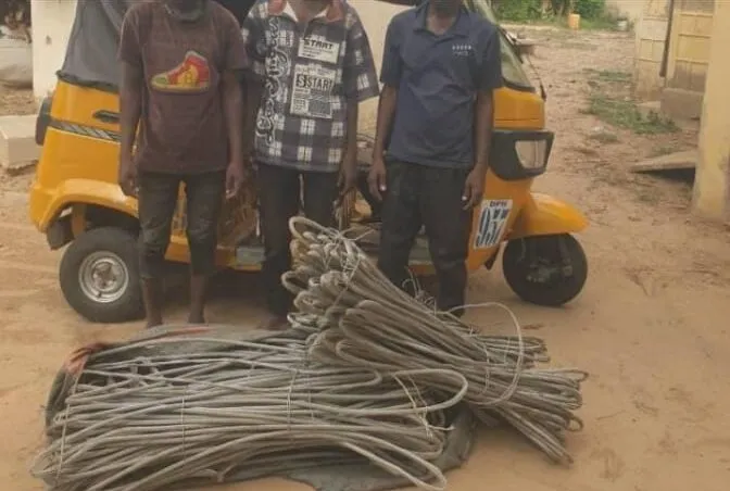 An kama mutum uku da ƙwato wayoyin lantarki na sata
